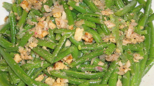 Green beans with walnuts