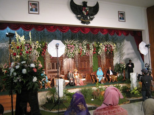 The ceremony held in a Javanese traditional wedding ceremony 