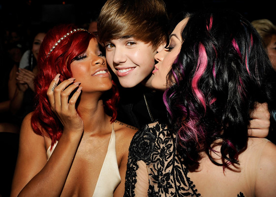 Justin Bieber recibe el beso de Rihanna y Katy Perry al mismo tiempo