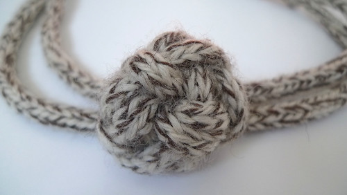 knit knot headband detail