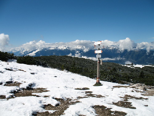 Blick vom verschneiten Gipfel in Richtung Brentagruppe im Trentino