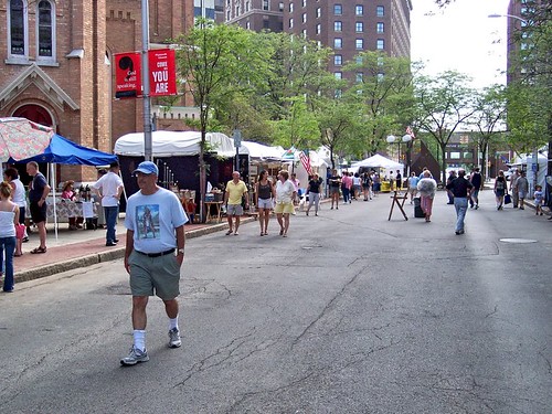art fair with Hotel Syracuse in background (by: Gregory Melle, creative commons license)