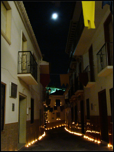 Calle con velas Guaro