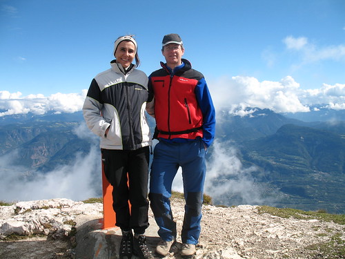 Der Gipfel des Roen (2.116m) mit Blick in die wolkenverhangenen Dolomiten