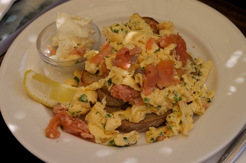 apte scrambled eggs with salmon and goat's cheese