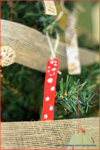 Manualidades Navidad: Adorno de árbol de Navidad reciclados con paletinas (cucharas) de plástico para el café, lazos de raso y clips