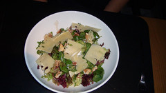 Ensalada verde con nueces, parmesano y una vinagreta riquísima (Mixed greens, Molasses Vinaigrette, “Kars Gruyére”, Roasted Walnuts)