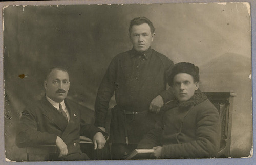 Дедушка Володя (в середине)