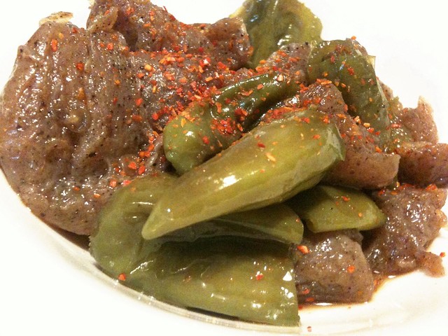 #jisui シシトウとこんにゃくのピリ辛炒め煮、うめーす！