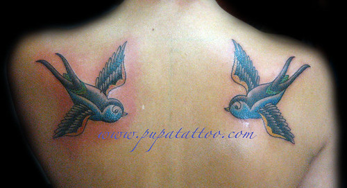 Tatuaje golondrinas Pupa Tattoo Granada. Pupa Tattoo Art Gallery