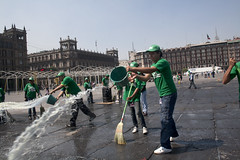 Limpieza en el Zócalo de la Ciudad de México