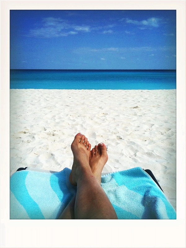 White sand beach & turquoise water in Cancun!