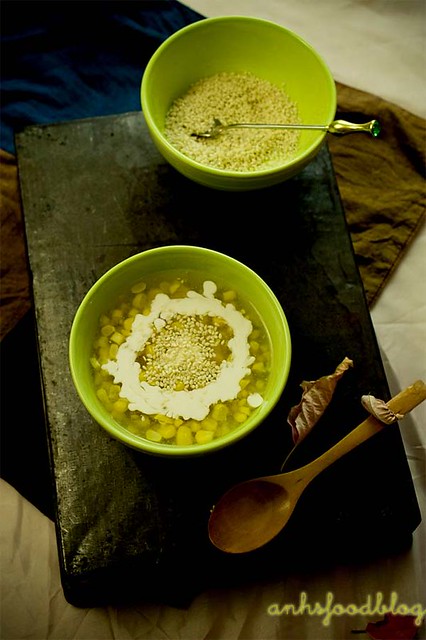 Sweet corn pudding with coconut milk sauce (chè ngô) 