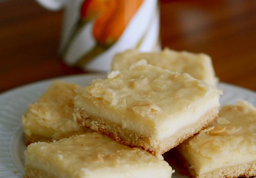 kohupiimakook mandlikattega/curd cheese tray cake