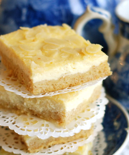 kohupiimakook mandlikattega/curd cheese tray cake