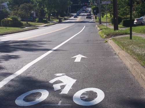 Susquehanna Rd - bike lane narrows severely at intersection