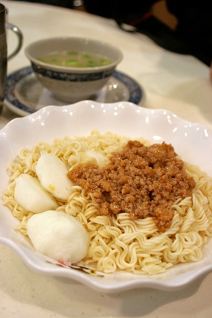 Instant noodles topped with mince and fishballs