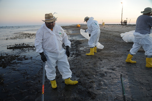 Beseitigung von Öl am Strand von Lafourche Parish im US-Bundesstaat Louisiana