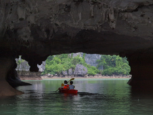 前方正穿越洞穴的獨木舟