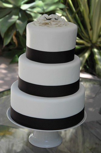 wedding cakes black and white simple