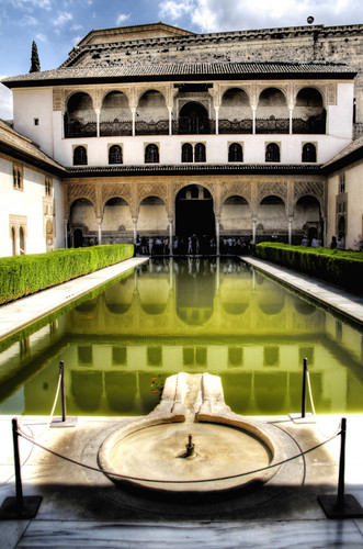 Patio de los Arrayanes. Alhambra, Granada.