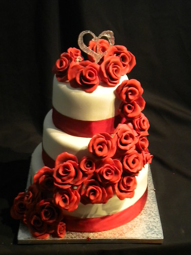 wedding cakes with red roses