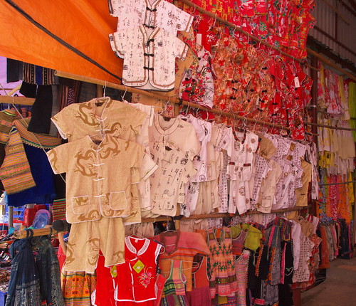 北河市場的少數民族服飾攤位