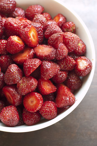 strawberry ice cream - berries