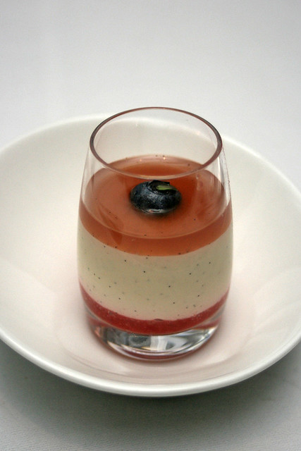 Crème légère à la vanille, coulis de fraise et gelée au thym - Light vanilla cream, strawberry coulis and thyme jelly