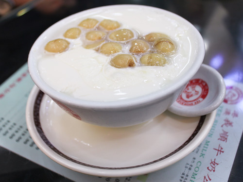 Steamed milk with lotus seeds