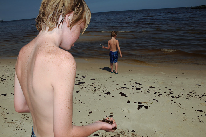 kids on oiled beach_8136 web