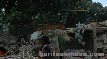 4796126292 5007918841 Trajedi Gempa Bumi di Jakarta, Indonesia
