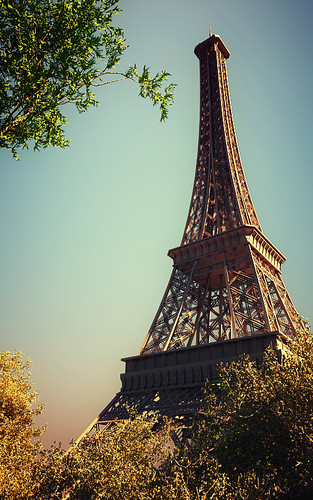 Frame_of_Eiffel_Tower_by_index11