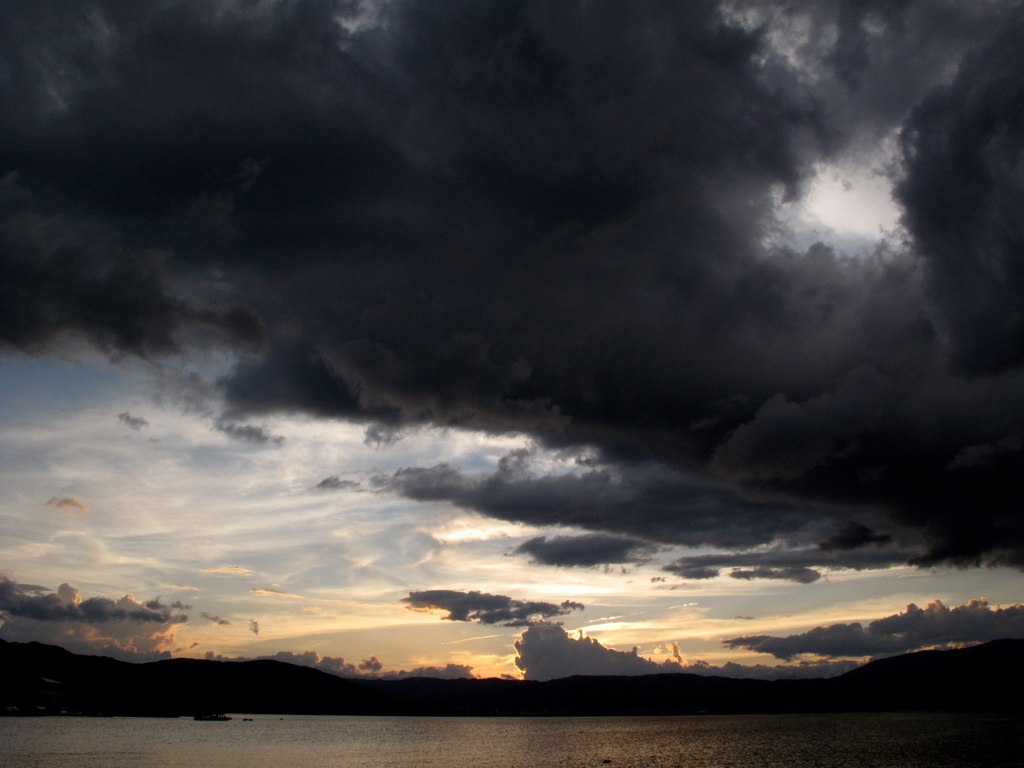諏訪湖の向こうの夕陽