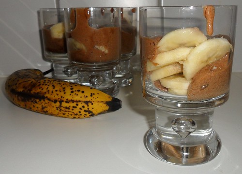 Chocomousse met bananenschijfjes