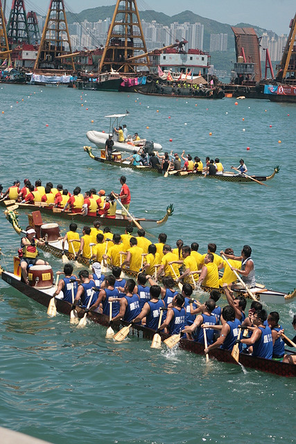 Dragonboats heading back to the startline