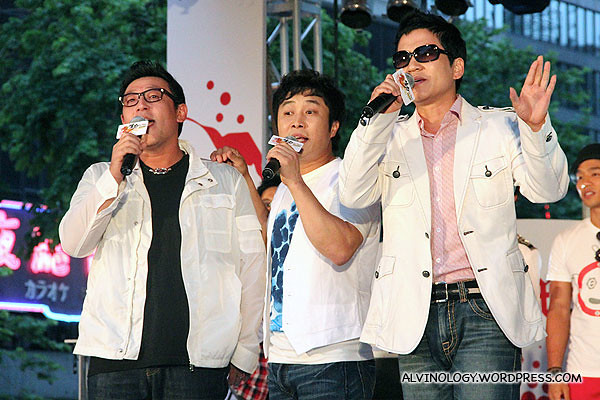 The uncle trio from Dream Team singing a Chinese song together - Wakin Chau (周华健)'s Friends (朋友)