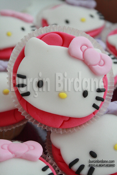 Hello Kitty cupcake_
