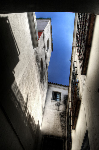 Narrow street at the Jewish quarter of Seville. Callejón en la Judería de Sevilla.