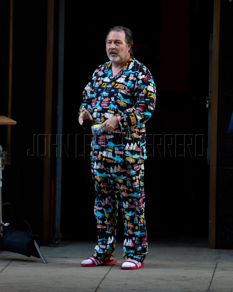 Thumb TRANSFORMERS 3: Sam’s father, Ron Witwicky, with colorful pajamas