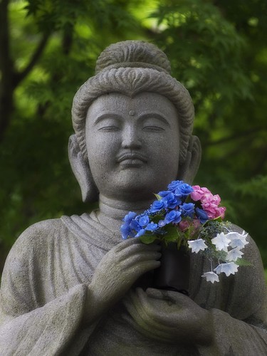 花を抱く仏像