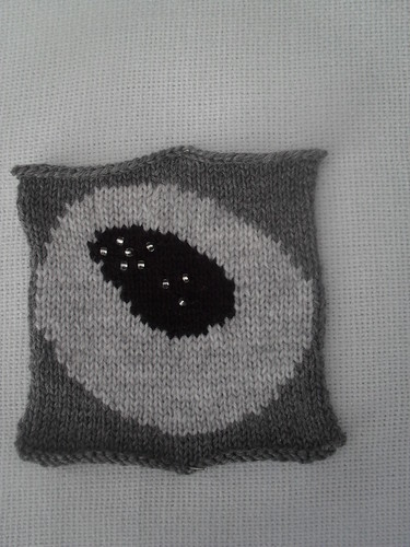 I love this Square for the Mens' Blankets. Little beads in the centre, so cool, I love it ...>