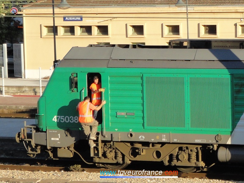 Gros plan sur le bogie d'une locomotive BB 75000 de Geodis FRET SNCF