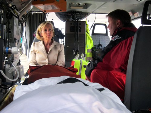 Helseministeren på besøk hos ambulansetjenesten. Kanskje burde hun vært innlagt? Foto: Helse- og omsorgsdepartementet. CC-BY-ND 