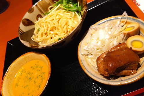 沖縄料理“うーみやうーちばる”でつけ麺風沖縄そば。相変わらず食欲不振。