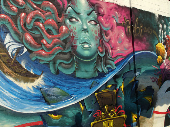 Graffiti de mujeres hechos por una artista urbana que es mujer