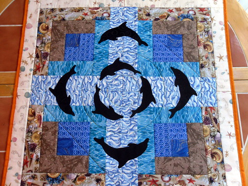 Quilting Diva's Submission for the Project Quilting LOG CABIN Challenge - Dolphins at the Beach