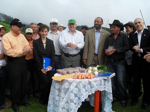 Producers in the mountains of Jutiapa show off their products including strawberries, carrots and onions. Pictured in the front row (L-R) are: Miguel Angel Bonilla, FUNDER’s director; Ana Gomez, agricultural specialist; Victor Villalobos, Inter-American Institute for Cooperation on Agriculture; FAS Administrator Brewer; Cesar Almendares, a local producer and Bob Hoff, agricultural counselor.