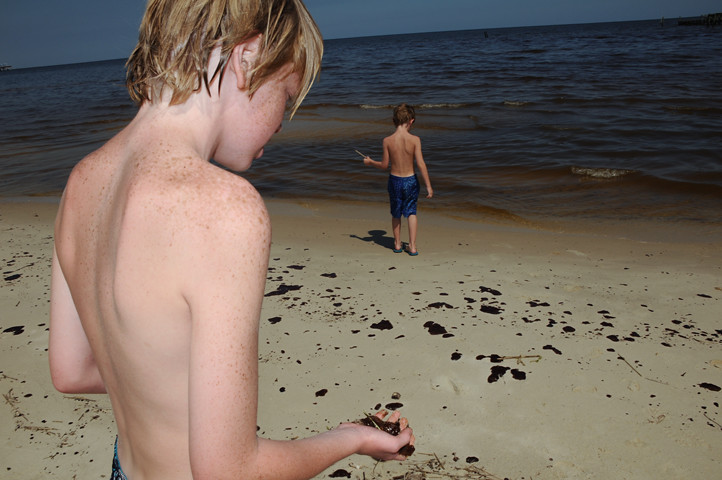 stephen and matt on oiled beach_8136 web