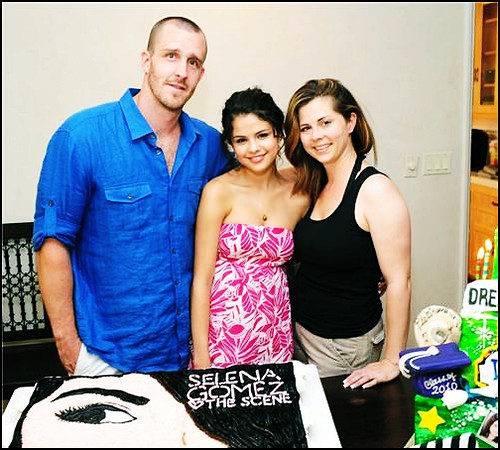 selena gomez family members. Selena Gomez and family - JULY